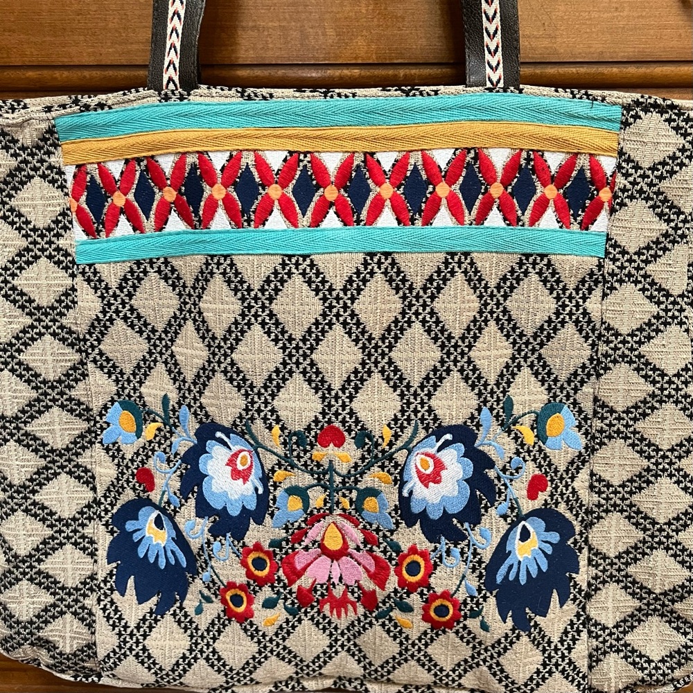 Kareena’s Embroidered Floral Tote Bag - Multicolor - Picture 3 of 12